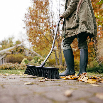 Мітла універсальна Fiskars Ergonomic (1077114)