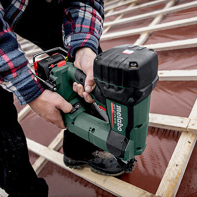 Степлер цвяхозабивний акумуляторний Metabo NFR 18 LTX 90 BL