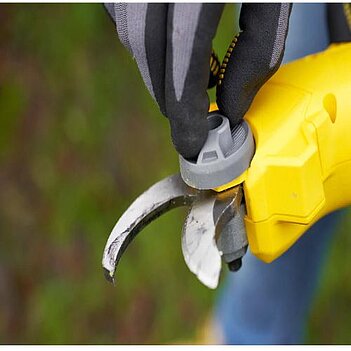 Аккумуляторная цепная пила Stanley FatMax + секатор (SFMCCS630M1+ SFMCPP32M1)