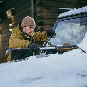 Щетка со шкребком телескопическая Fiskars X-series поворотная (1078492)
