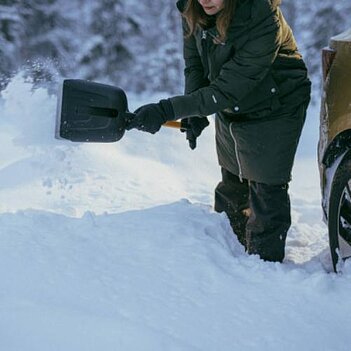 Лопата снегоуборочная автомобильная Fiskars Plus (1079857)