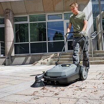 Подметальная машина Karcher KM 70/20 C (1.517-130.0)