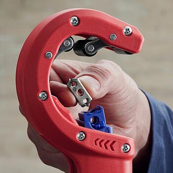 Труборез механический роликовый KNIPEX DP 50 (90 23 01 BK)