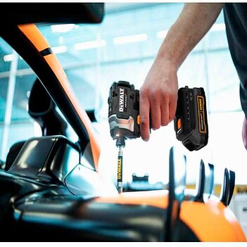 Аккумуляторный ударный шуруповерт DeWalt McLaren F1 TEAM LIMITED EDITION (DCF85ME2GT)