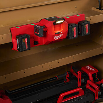 Зарядний пристрій Milwaukee M12-18 GBC4 з вбудованим прожектором (4933493863)