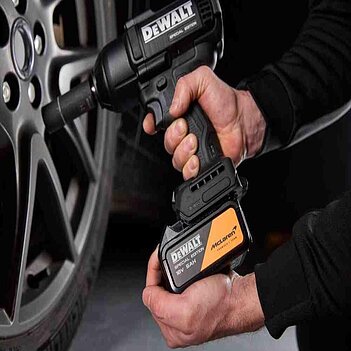 Гайковерт ударный аккумуляторный DeWalt McLaren F1 Team (DCF99MP2T)