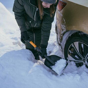 Лопата снегоуборочная автомобильная Fiskars Plus (1079857)