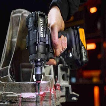 Гайковерт ударный аккумуляторный DeWalt McLaren F1 Team (DCF92MP2T)