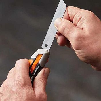 Нож для отделочных работ Fiskars Pro CarbonMax 165мм (1027227)