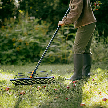 Грабли универсальные для мусора Fiskars OneClick (1080680)