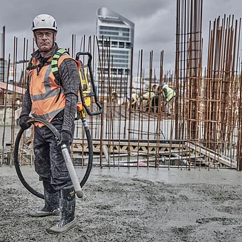 Вибратор-рюкзак для бетона аккумуляторный DeWalt POWERSHIFT (DCPS310N) – без аккумулятора и зарядного устройства