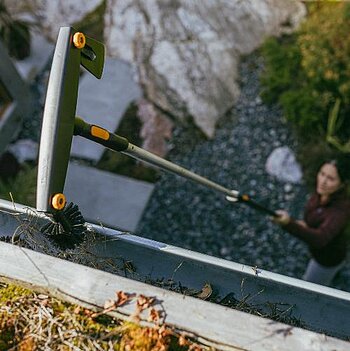 Щетка для очистки водостока Fiskars OneClick (1080698)