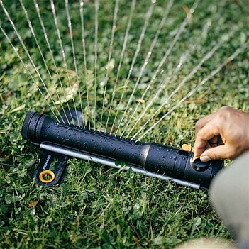 Дощувач осцилюючий Fiskars Comfort S-M (1070834)