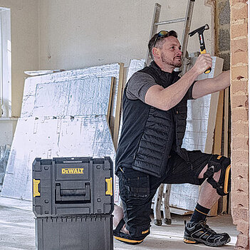 Жилетка рабочая DeWalt FORCE GILET XXL (DWC50-013-XXL)