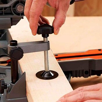 Пила торцювальна Black&Decker (BES702)