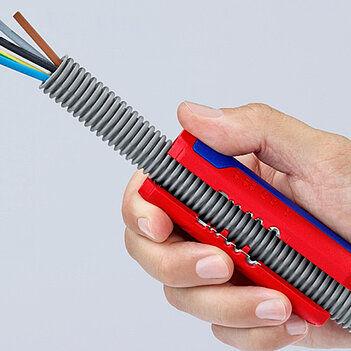 Нож-резак механический для гофротрубы KNIPEX c удалением изоляции (90 22 02 SB)