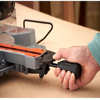 Пила торцовочная Black&Decker (BES701)