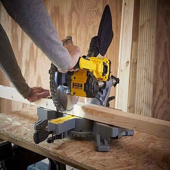 Пила торцовочная аккумуляторная Stanley FATMAX (SFMCS701M1)