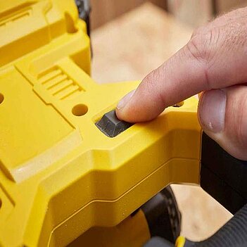 Пила торцовочная аккумуляторная Stanley FATMAX (SFMCS701M1)