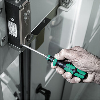 Викрутка тріскачкова з набором біт WERA Kraftform Kompakt 838 RA-R M Set 1 17 шт. (05051061001)