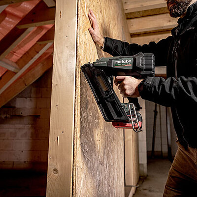 Степлер цвяхозабивний акумуляторний Metabo NFR 18 LTX 90 BL
