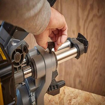 Пила торцовочная аккумуляторная Stanley FATMAX (SFMCS701M1)