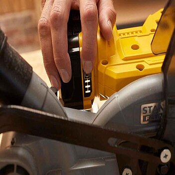 Пила торцовочная аккумуляторная Stanley FATMAX (SFMCS701M1)