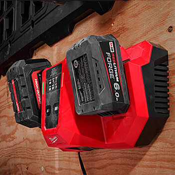Аккумулятор Li-Ion Milwaukee M18 FORGENRG-602 DBSC 18,0В 2 шт. + зарядное устройство (4933498549)