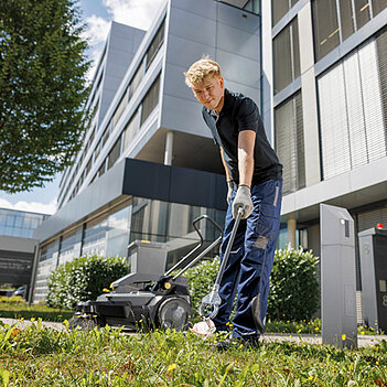 Подметальная машина аккумуляторная Karcher KM 70/25 C Bp 2SB (1.517-230.0) - без аккумулятора и зарядного устройства