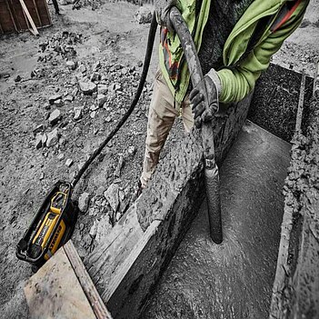 Вибратор для бетона аккумуляторный DeWalt POWERSHIFT (DCPS320N) - без аккумулятора и зарядного устройства