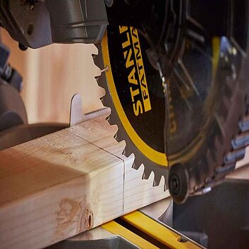 Пила торцовочная аккумуляторная Stanley FATMAX (SFMCS701M1)